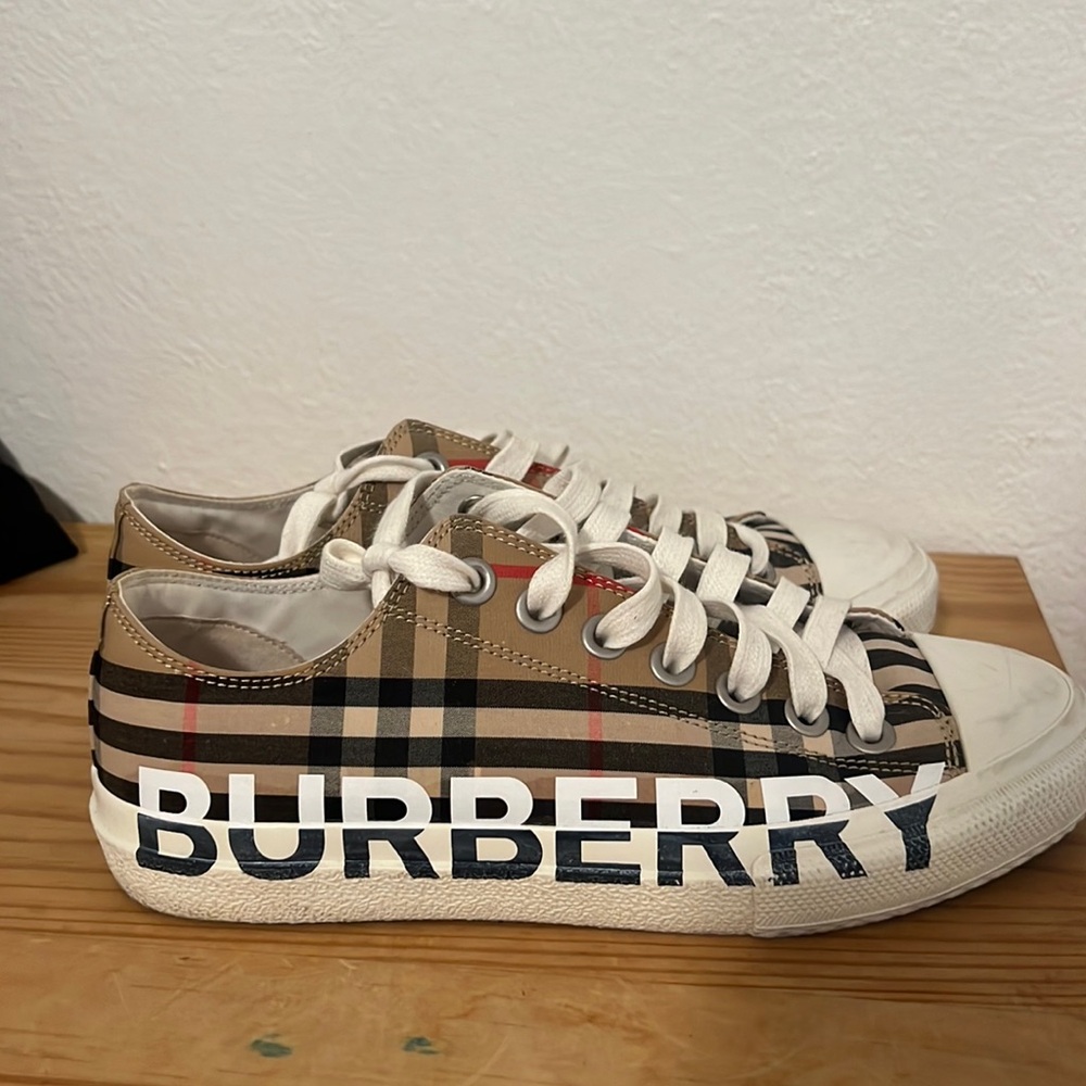 It's a nice pair of comfortable and almost new shoes